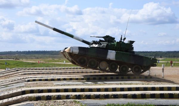 Танк Т-80 команды армии России преодолевает преграду в "Индивидуальной гонке" среди женских экипажей в "Танковом биатлоне"