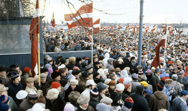 Вселатвийский митинг по призыву Народного фронта Латвии в знак протеста против столкновений у телецентра в Вильнюсе советских войск с литовскими манифестантами, 13 января 1991 года