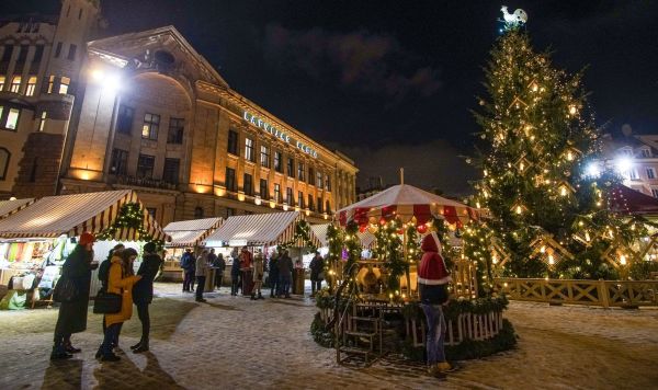 Рождественская ярмарка на Домской площади в Риге