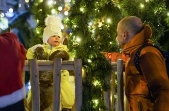 Посетители рождественской ярмарки на Домской площади в Риге