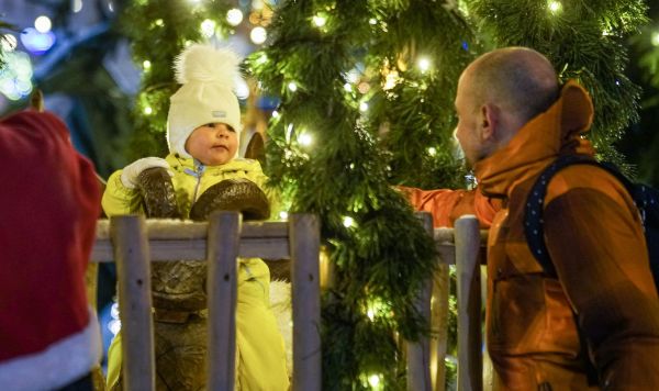 Посетители рождественской ярмарки на Домской площади в Риге