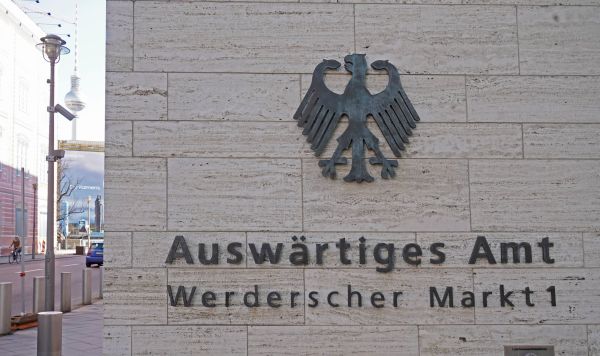Вывеска на фасаде здания Министерства иностранных дел Германии в Берлине