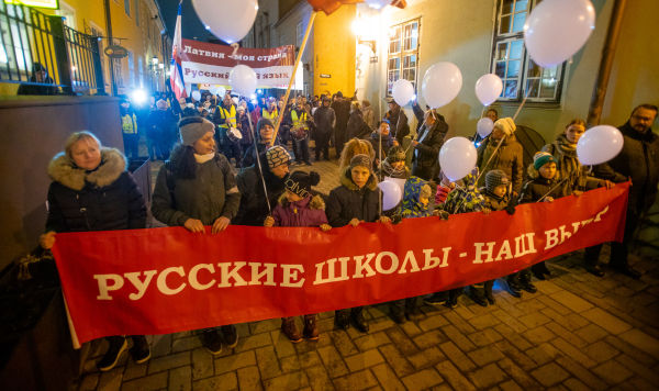 Участники акции протеста "Марш света против тьмы", против перевода всех школ национальных меньшинств на латышский язык обучения, в Риге, 5 декабря 2019