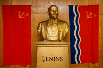 Флаг СССР, бюст Ленина и флаг Латвийской ССР