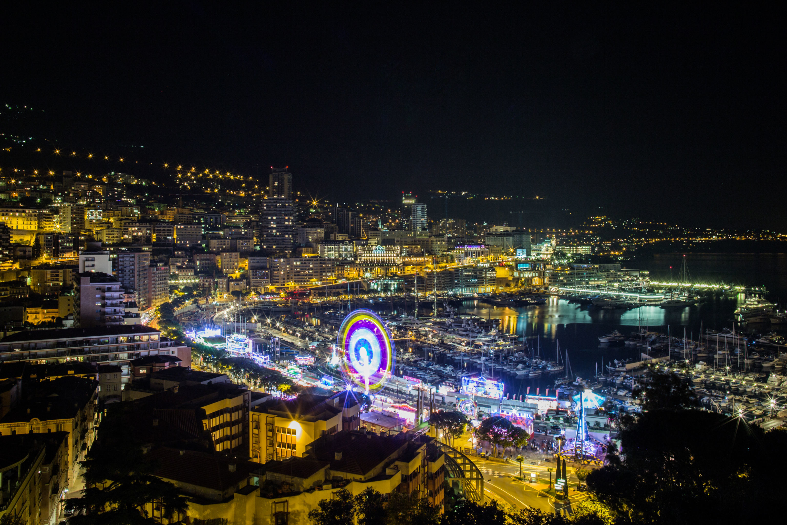 Порт Эркюль в Монако на побережье Лигурийского моря (прибрежная часть Средиземного моря).