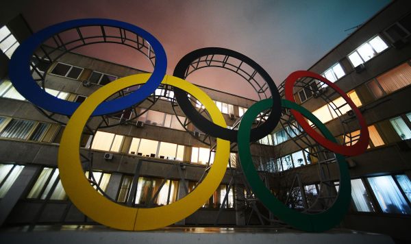 Олимпийские кольца во дворе здания Олимпийского комитета России в Москве