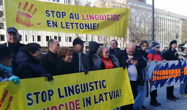 Акция протеста напротив латвийского посольства в Брюсселе против этнической дискриминации в Латвии
