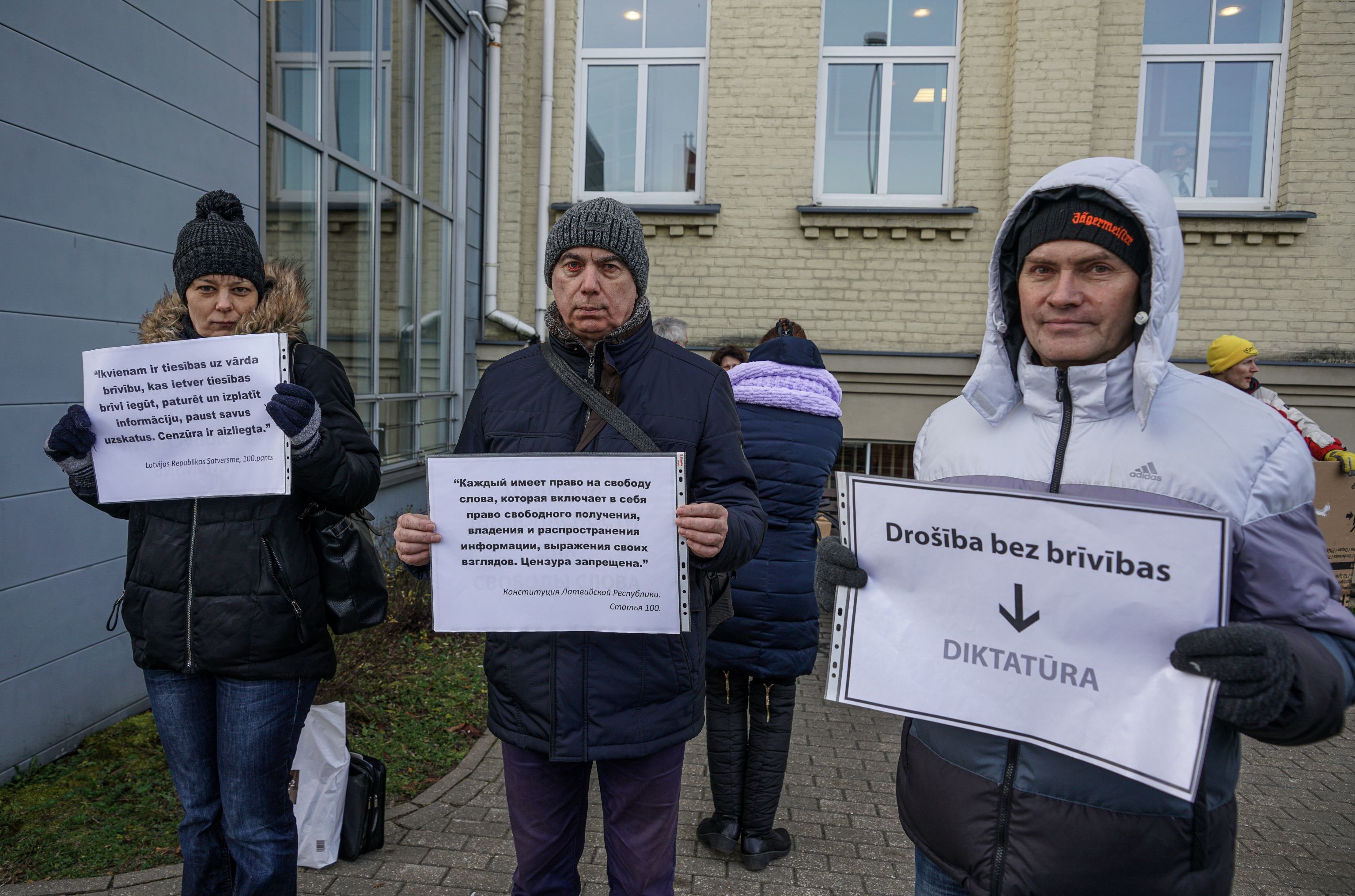 Пикет у заседания суда перед слушанием по делу латвийского правозащитника Александра Гапоненко, 11 декабря 2019