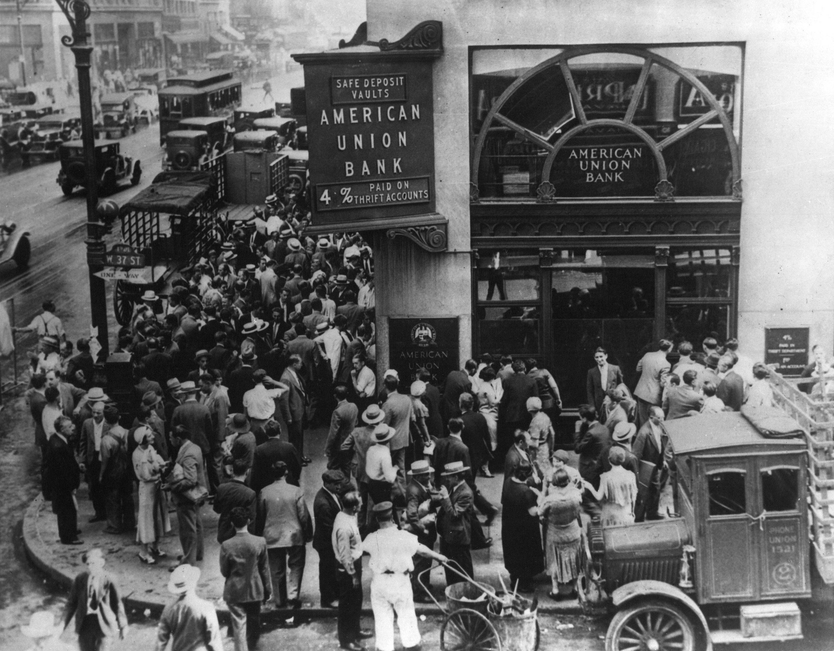 Толпа в американском банке в Нью-Йорке во время банковской паники в начале Великой депрессии