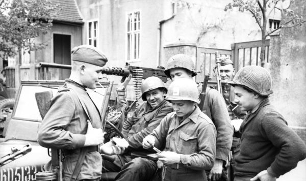 Встреча на Эльбе советских и американских солдат в апреле 1945 года