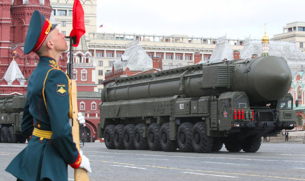 Пусковая установка подвижного грунтового ракетного комплекса ПГРК "Тополь-М" проходит в колонне по Красной площади Москвы во время военного парада