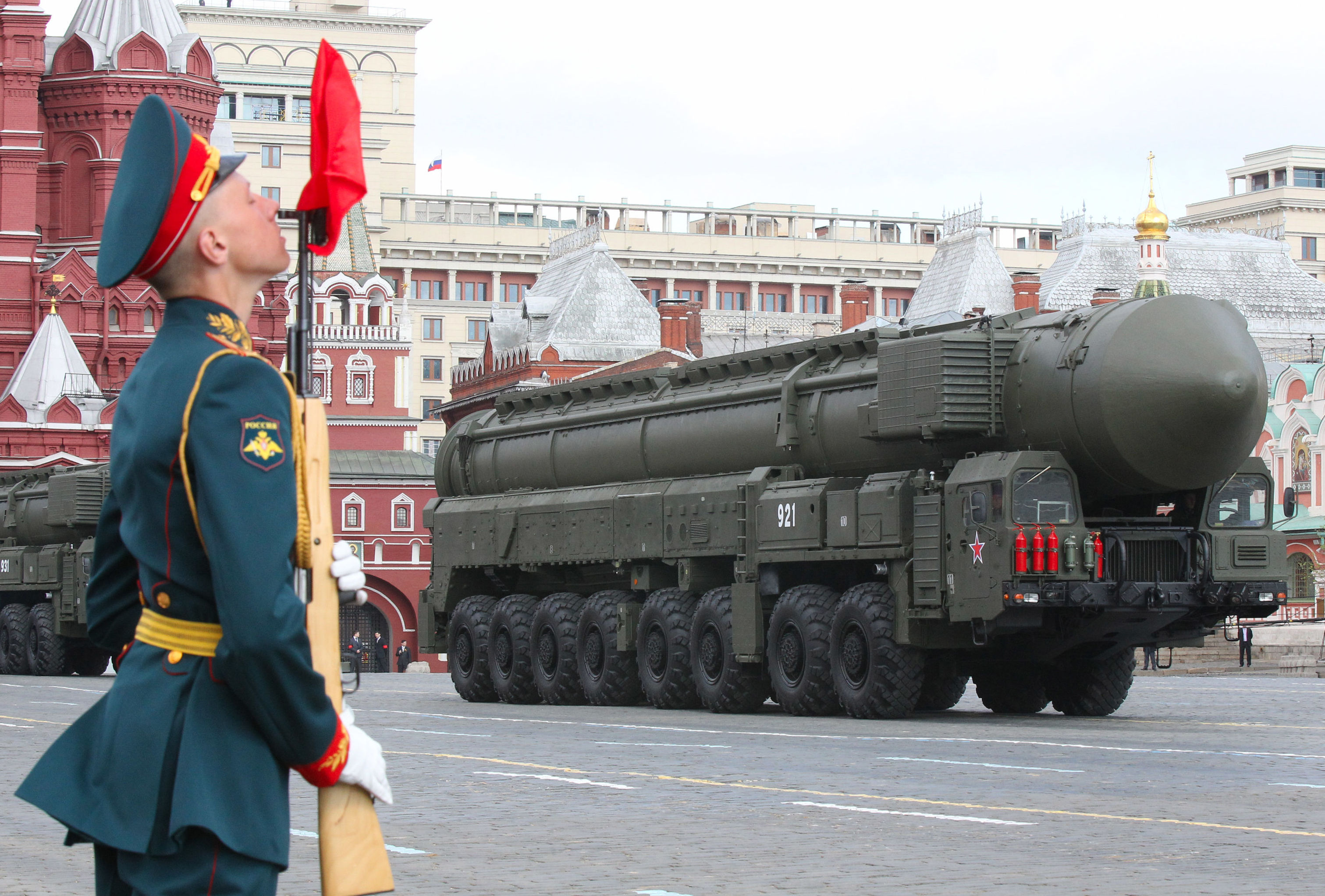 Пусковая установка подвижного грунтового ракетного комплекса ПГРК "Тополь-М" проходит в колонне по Красной площади Москвы во время военного парада