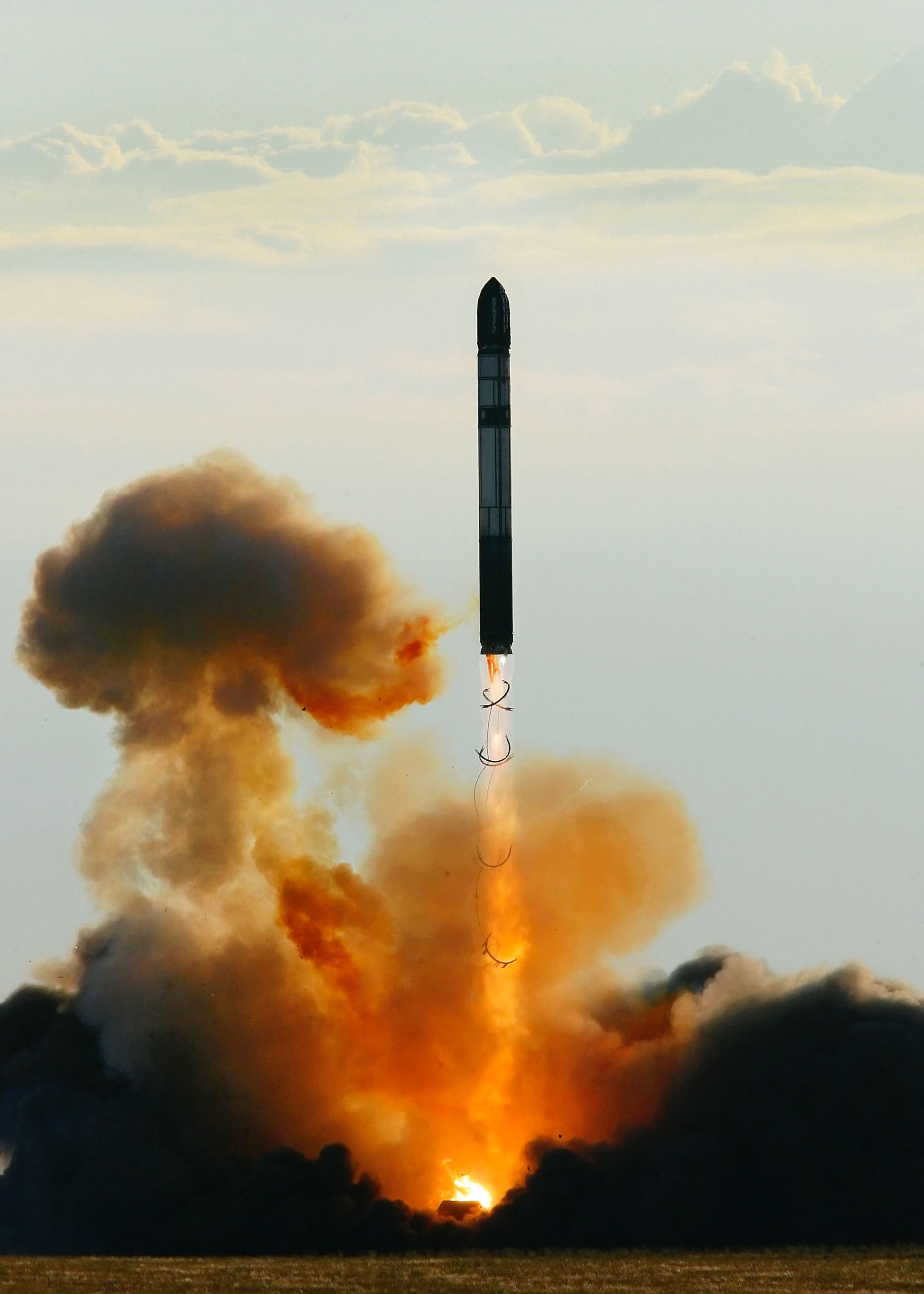 Запуск ракеты РС-20 ("Воевода") с американским космическим аппаратом "Генезис-2" на борту