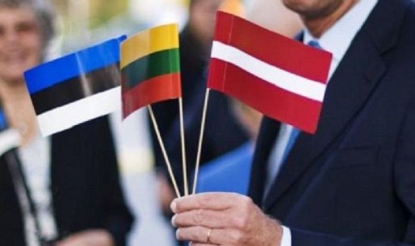Флаги Эстонии, Литвы, Латвии.
