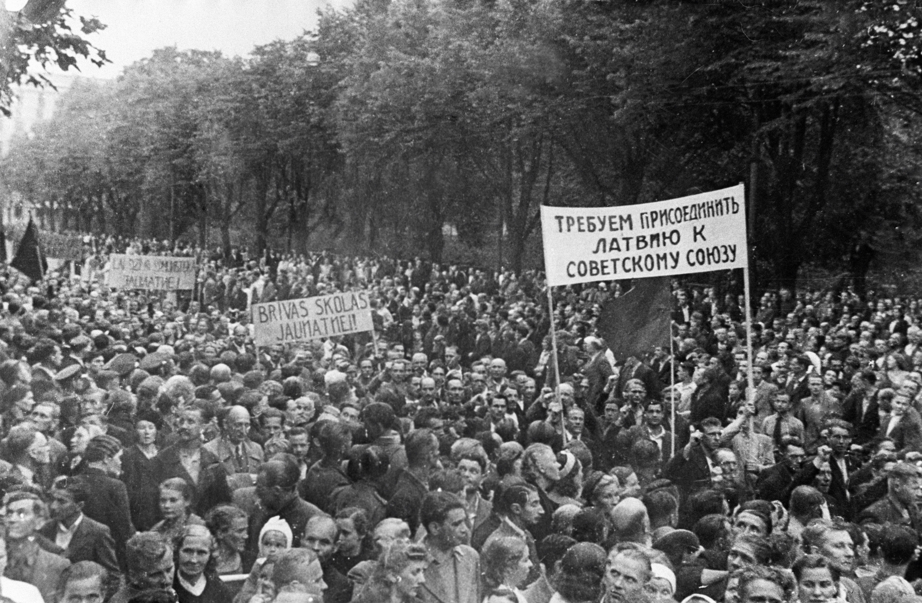 Демонстрация трудящихся города Риги, требующих присоединения Латвии к СССР, 18 июля 1940 года