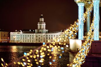 Вид на здание Кунсткамеры с Дворцового моста в Санкт-Петербурге.