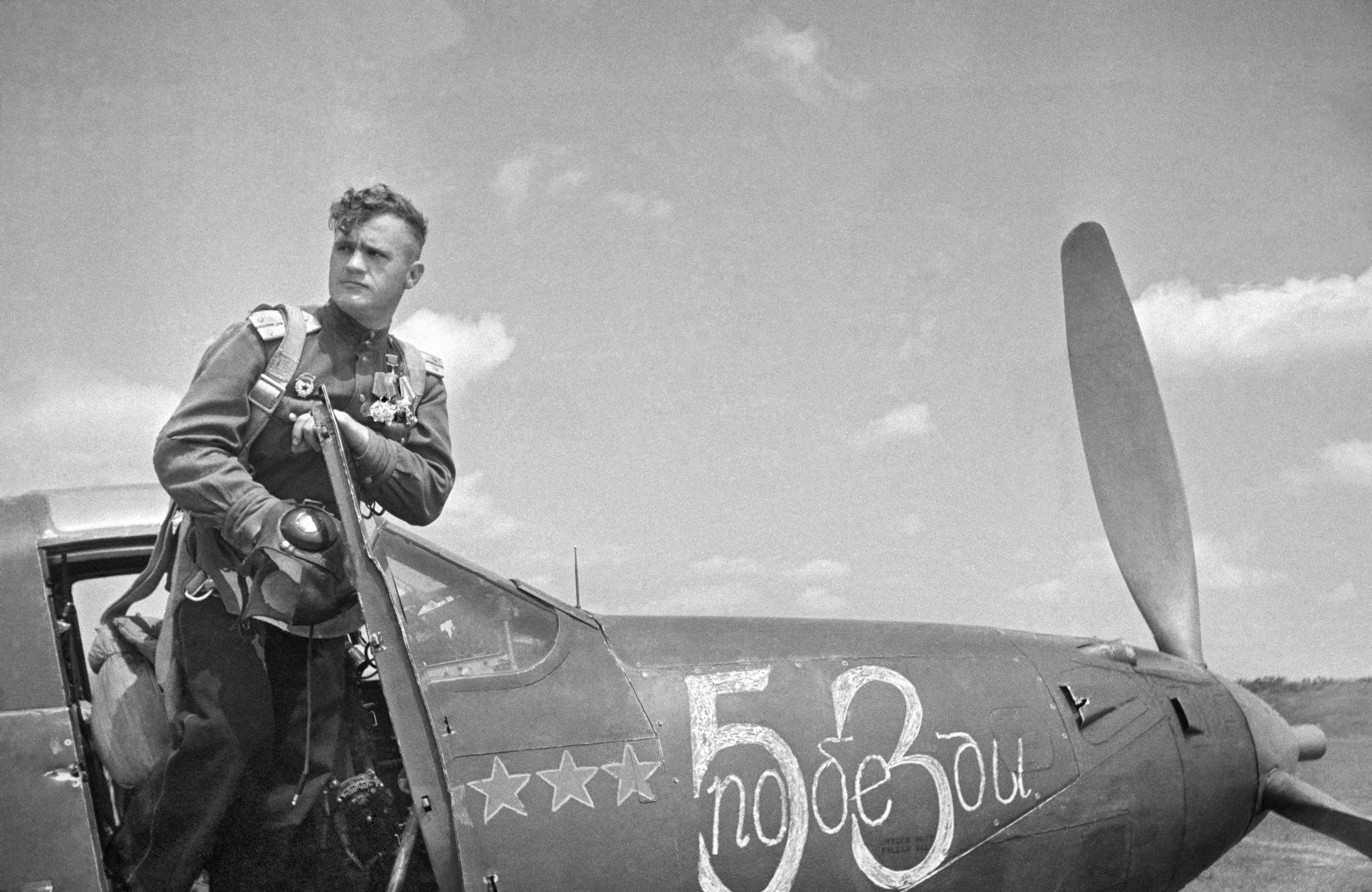 Николай Гулаев, летчик-истребитель, дважды Герой Советского Союза гвардии капитан.
