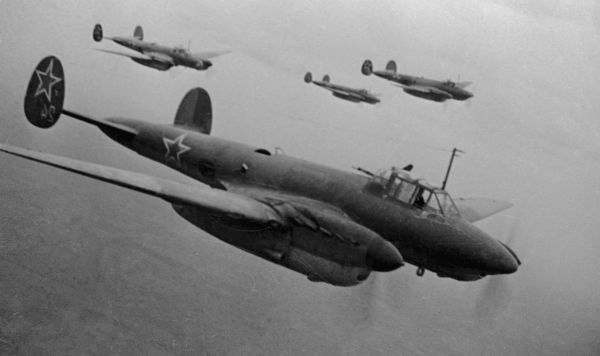 Советские бомбардировщики летят на боевое задание, Вторая мировая война