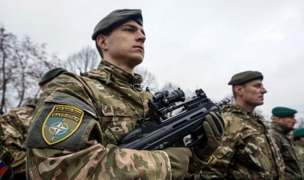 Военнослужащие Латышской батальонной боевой группы НАТО на параде в Риге в День независимости Латвии