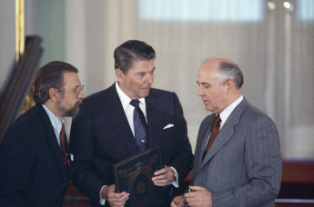 Президент США Рональд Рейган (первый слева) и Генеральный секретарь ЦК КПСС Михаил Горбачев (справа) во время совместной встречи. Архивное фото