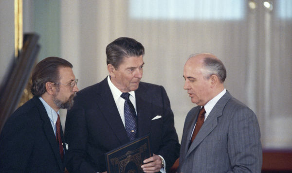 Президент США Рональд Рейган (первый слева) и Генеральный секретарь ЦК КПСС Михаил Горбачев (справа) во время совместной встречи. Архивное фото