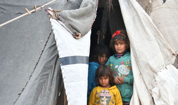Девочки в палаточном городке при частном заводе по разбору, сортировке, выплавке и прессовке алюминиевого лома в южном пригороде Дамаска