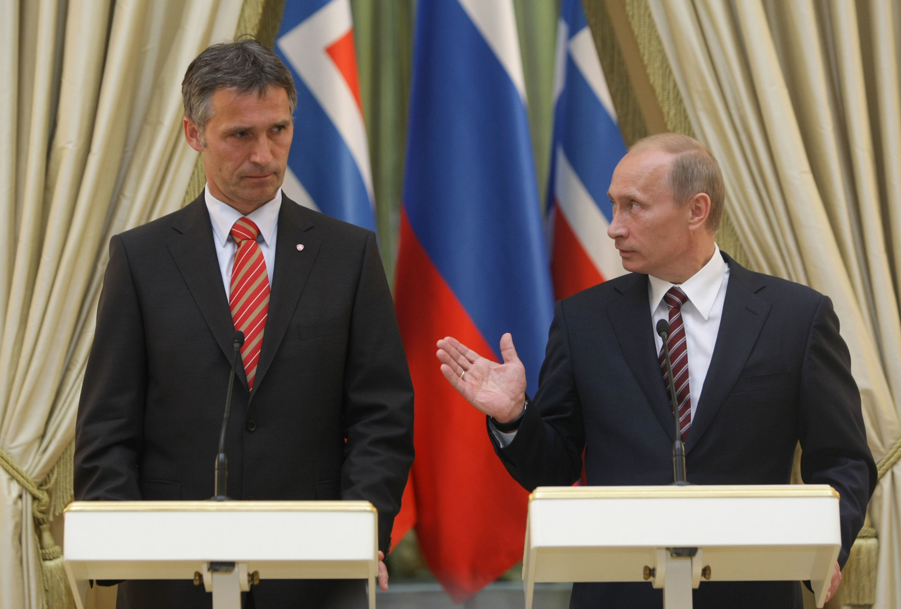 Йенс Столтенберг и Владимир Путин. 19 мая 2009 года. 
