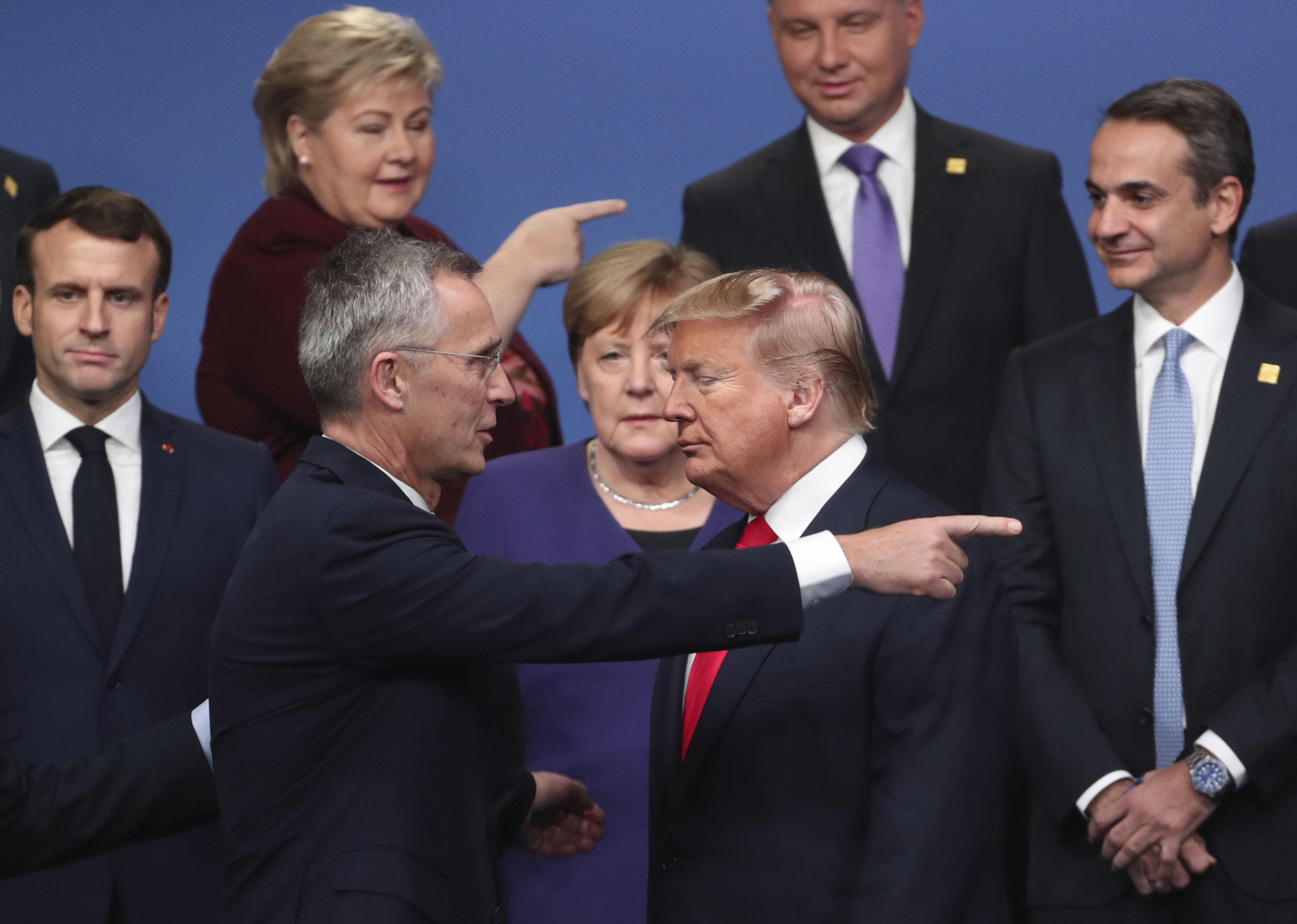 Генеральный секретарь НАТО Йенс Столтенберг (в центре на первом плане слева) беседует с президентом США Дональдом Трампом (в центре на первом плане справа)  на встрече лидеров НАТО, 4 декабря 2019 года