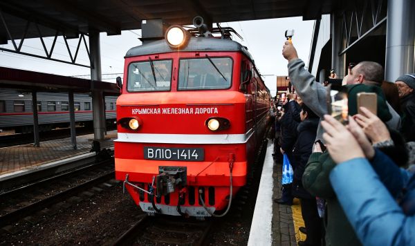 Прибытие пассажирского поезда  "Москва – Симферополь"