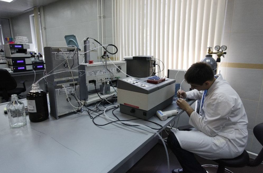 Сотрудник лаборатории во время работы в антидопинговом центре (АДЦ), получившем аккредитацию Всемирного антидопингового агентства (WADA), в Москве.