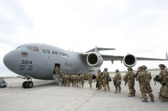 Американские военнослужащие у транспортного самолета перед отправкой в Афганистан в аэропорту "Манас". 
