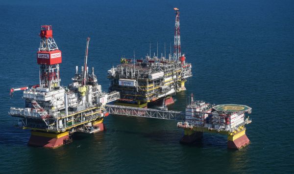 Стационарная платформа компании "Лукойл" в северной части акватории Каспийского моря