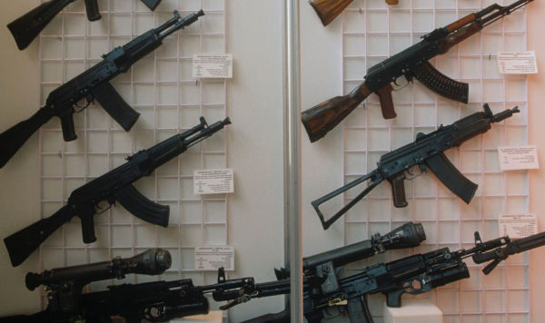 На стенде автоматы М. Калашникова: левый ряд - АК-47, АКМ, АКС-74У, АК-74МН; правый ряд - АК-10, АК-102, АК-104, АК-103