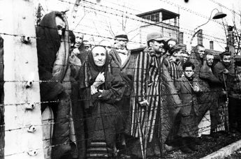 Узники Освенцима перед освобождением лагеря Советской Армией, январь 1945 года