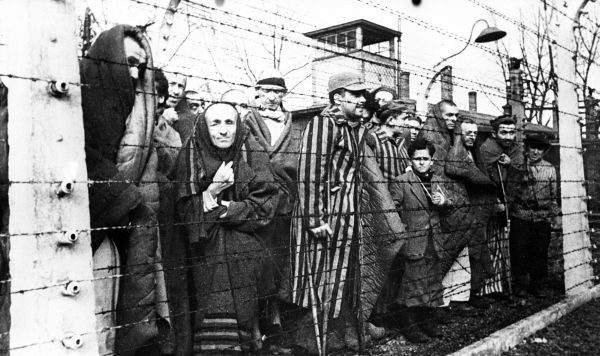 Узники Освенцима перед освобождением лагеря Советской Армией, январь 1945 года