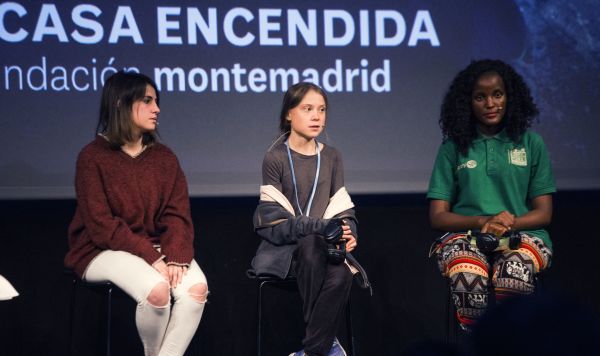 Активистка по климату, шведская школьница Грета Тунберг (в центре) на пресс-конференции перед климатическим протестом Марш за климат" в Мадриде