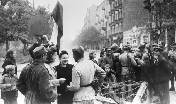 Мирные жители Варшавы и бойцы Красной Армии во время освобождения Польши