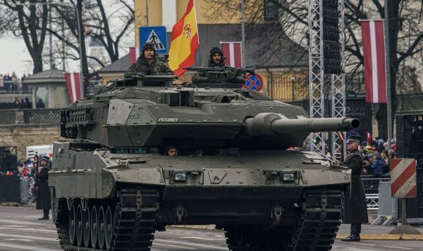 Военнослужащие Испании на танке Leopard 2E на параде в Риге в День независимости Латвии