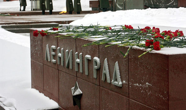 Церемония зажжения факелов городов-героев в Александровском саду у могилы Неизвестного солдата у Кремлевской стены