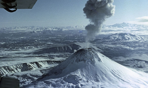 Камчатская область. Вид на извержение Карымского вулкана из иллюминатора самолета