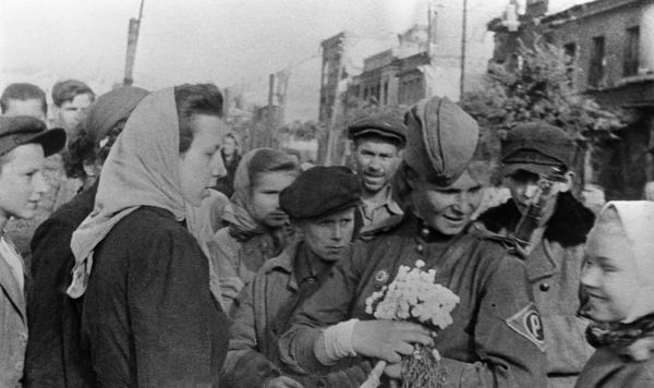 Освобождение Польши от немецко-фашистской оккупации. Жители города Белосток приветствуют советских воинов-освободителей