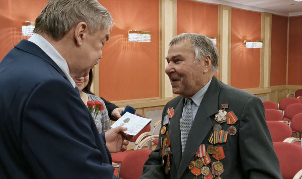 Не позволим переписать историю: посол России в Латвии вручил ветеранам памятные медали