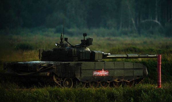 Танк Т-90 во время динамической экспозиции