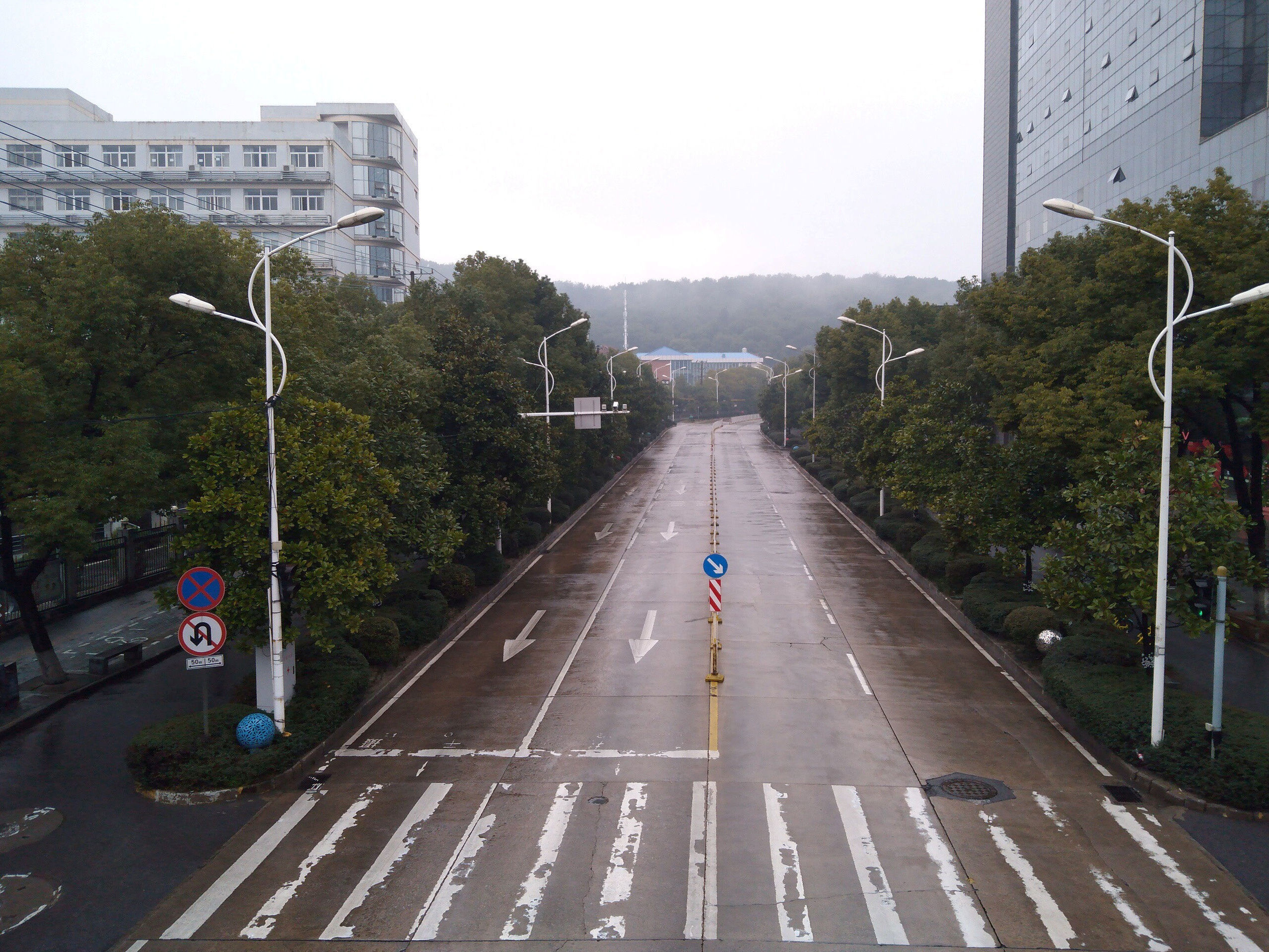 Пустая улица в Ухане, провинция Хубэй, Китай, 25 января 2020 года