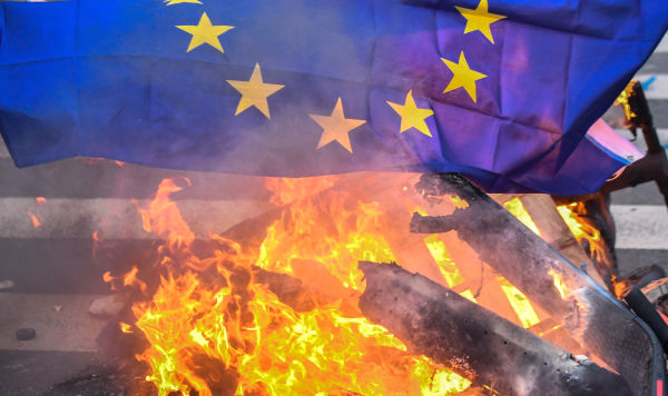Сожжение флага Евросоюза