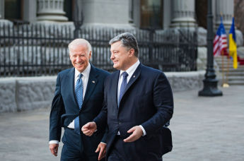 Вице-президент США Джо Байден (слева) и президент Украины Петр Порошенко во время встречи в Киеве, 7 декабря 2015