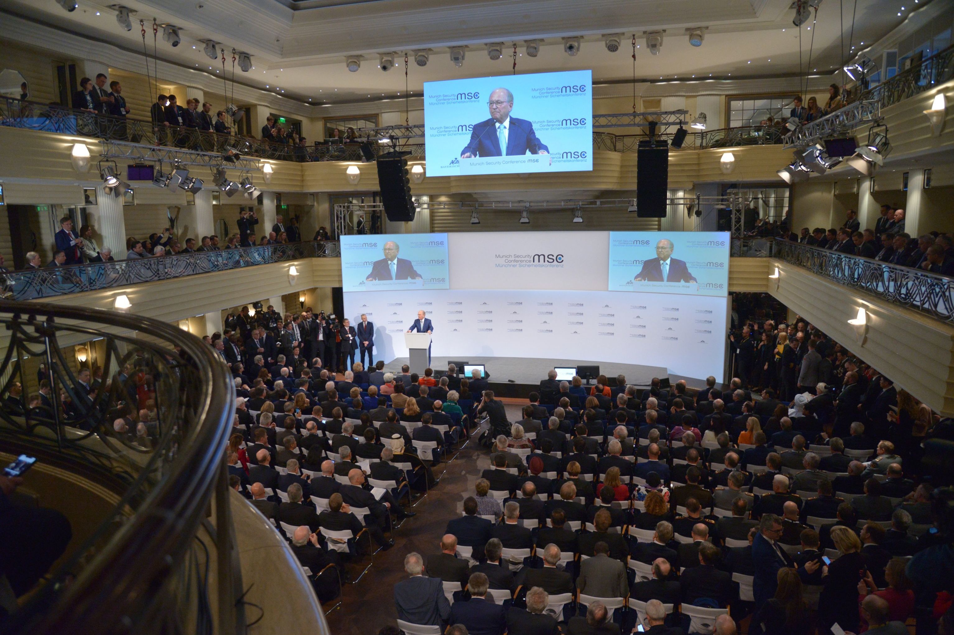Председатель ежегодной Мюнхенской конференции по безопасности Вольфганг Ишингер выступает на открытии конференции, 14 февраля 2020