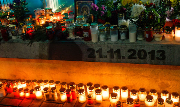 Свечи в память о жертвах трагедии в Золитуде 21 ноября 2013 года