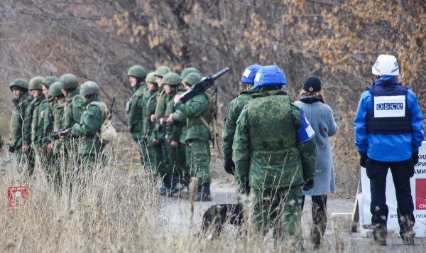 Силы Народной милиции ДНР покидают позиции возле села Петровское, Донецкая область