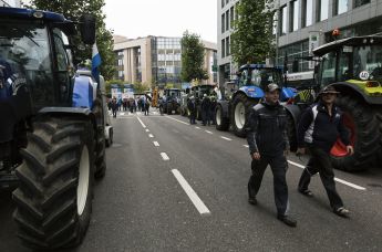 Участники акции протеста фермеров на площади перед зданием Европейской комиссии в Брюсселе, 7 сентября 2015